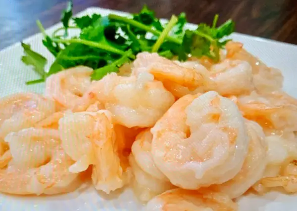 Stir-Fried Shrimp Garnished with Fresh Greens